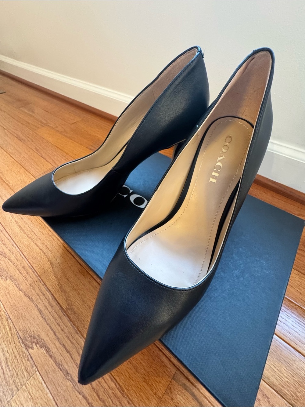 Coach Wiley Leather Pump Black Gold Hardware Heel Size 9.5 B Box Included